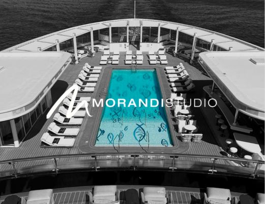 Copertina del progetto Morandistudio: logo sulla piscina di una nave da crociera vista dall'alto