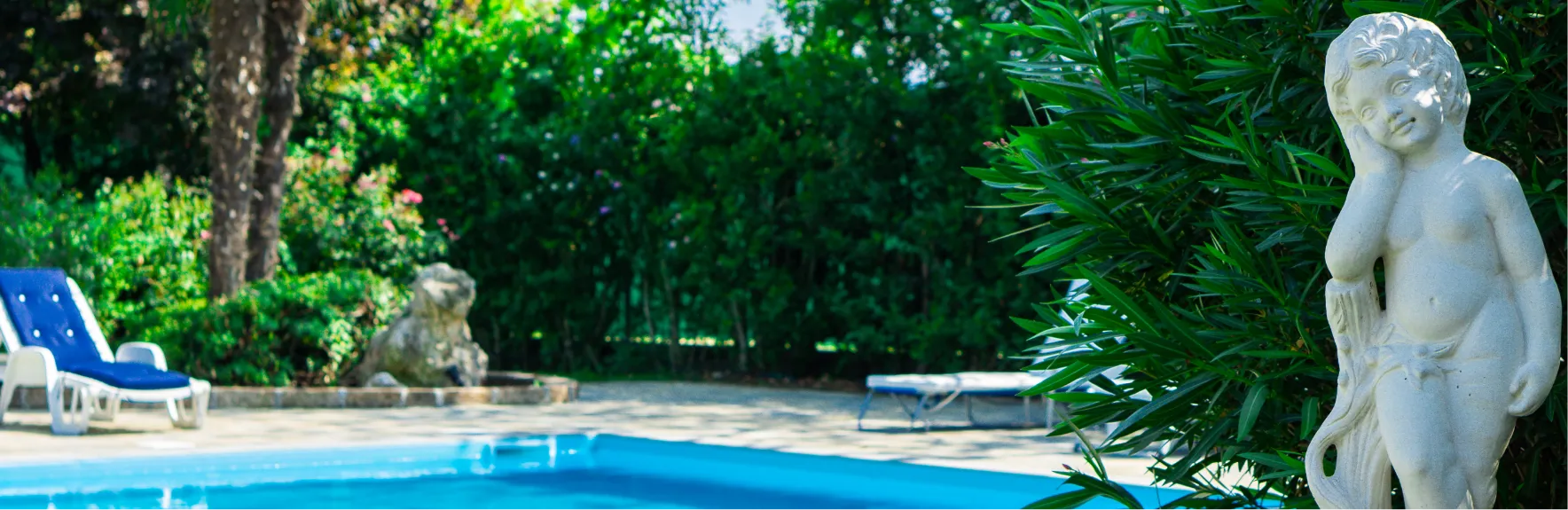 Ca' Ross Resort: piscina tra il verde con lettini e una statua in primo piano