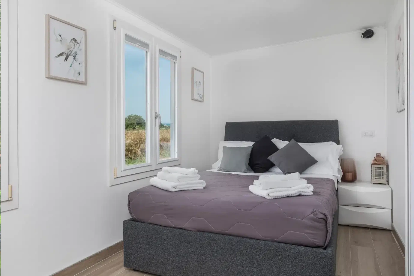 Ca' Ross Resort: camera matrimoniale con asciugamani sul letto e finestra sulla campagna